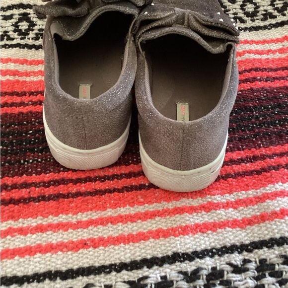 Isaac Mizrahi Live SOHO Velvet Studded Bow Sneaker Taupe-SZ 7.5 - Picture 4 of 6